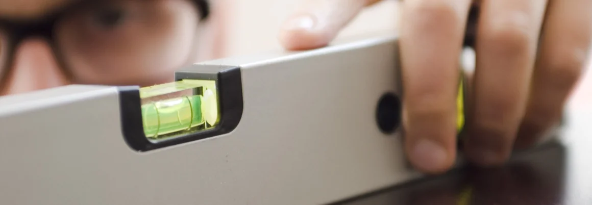 Person verwendet Wasserwaage